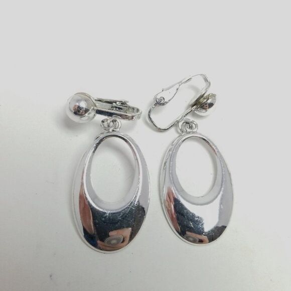 Vintage Silver Tone Dangle Clip on earring, Oval Shape, Retro Design, Estate - Picture 2 of 6